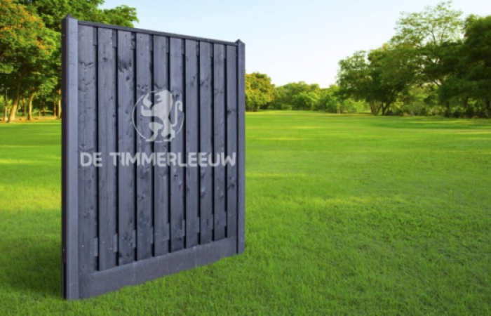 Antraciet beton met zwart gecoate schutting