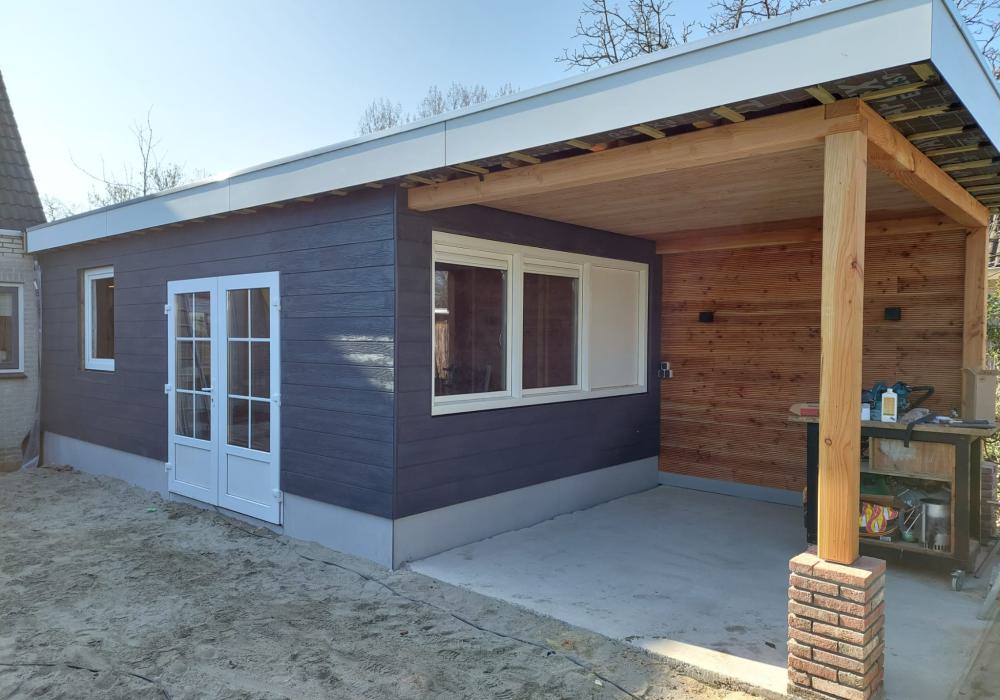 Stijlvolle Aanbouw met Douglas Overkapping in Nisse