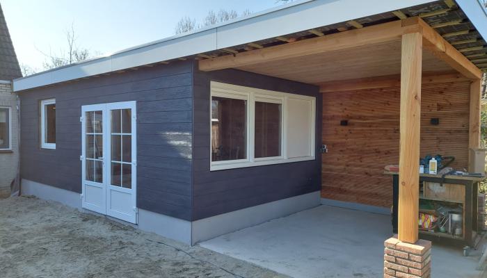 Stijlvolle Aanbouw met Douglas Overkapping in Nisse