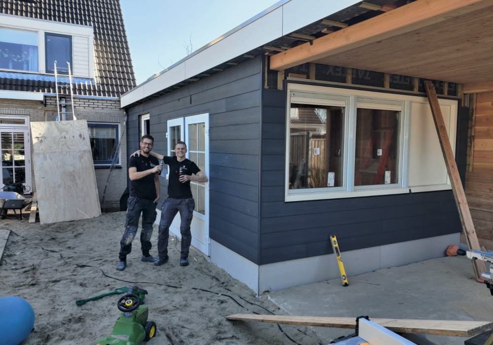 Stijlvolle Aanbouw met Douglas Overkapping in Nisse