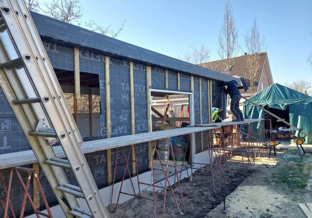 Stijlvolle Aanbouw met Douglas Overkapping in Nisse