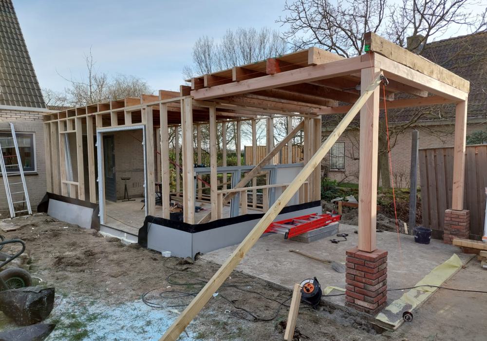 Stijlvolle Aanbouw met Douglas Overkapping in Nisse